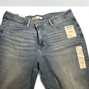 Signature by Levi Strauss Women's Light Blue Straight Leg Jeans